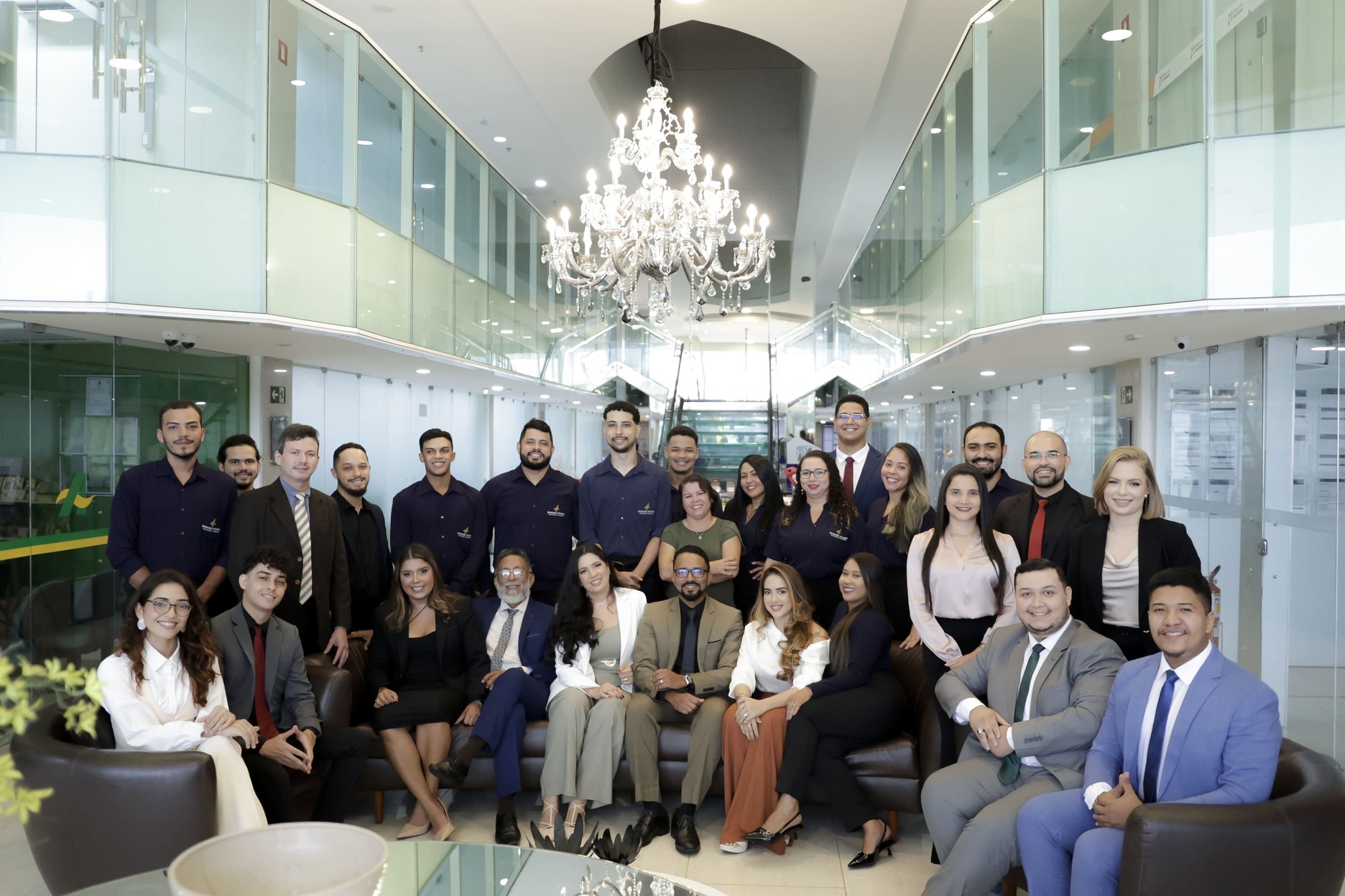 Equipe de advogados do escritório Henrique Teixeira Advogados em reunião de trabalho